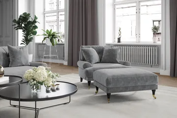 Andrew Fåtölj med Fotpall Sammet - Silvergrå/Krom - Products - Möbler - Fåtölj & stolar - Fåtölj - Sammetsfåtölj