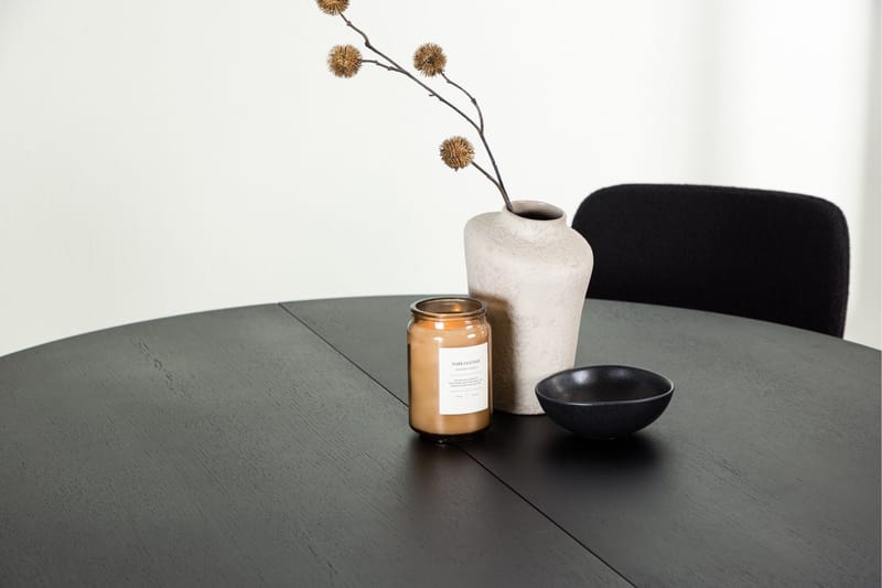 Matilda Matgrupp 130 cm Rund med 4 Yesterday Stolar - Svart - Products - Möbler - Bord & matgrupp - Matgrupp