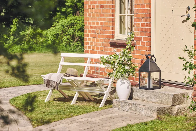 Hillerstorp Torpet Utesoffa 2-sits Vit - Vit - Products - Utemöbler & utemiljö - Balkong & altan - Balkongmöbler - Balkongsoffa