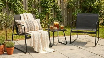 Pelanda Caféset Utomhus - Bord med frostad glasskiva och fåtöljer i stål - Svart - Products - Utemöbler & utemiljö - Loungemöbler - Loungeset & loungegrupp