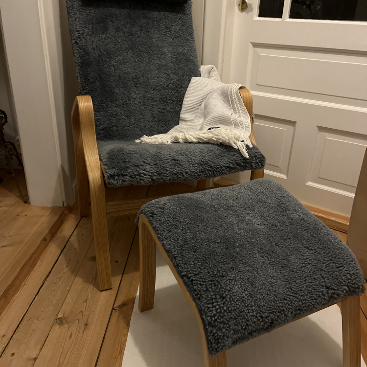 Kundebilde Svea lenestol med fotskammel - Grått fåreskinn / oljet eik