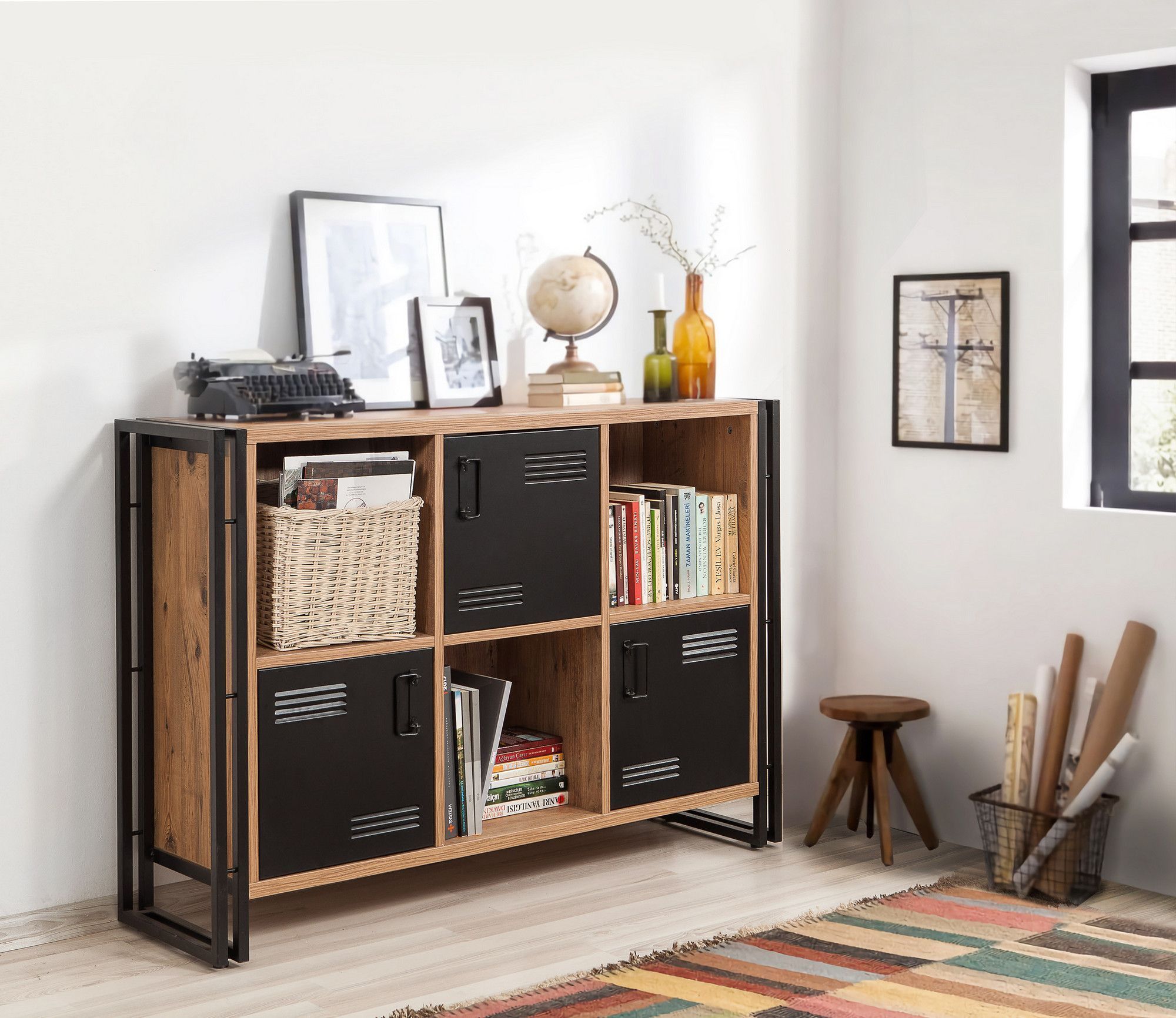 Cosmo Tribus bokhylle - Furu/svart