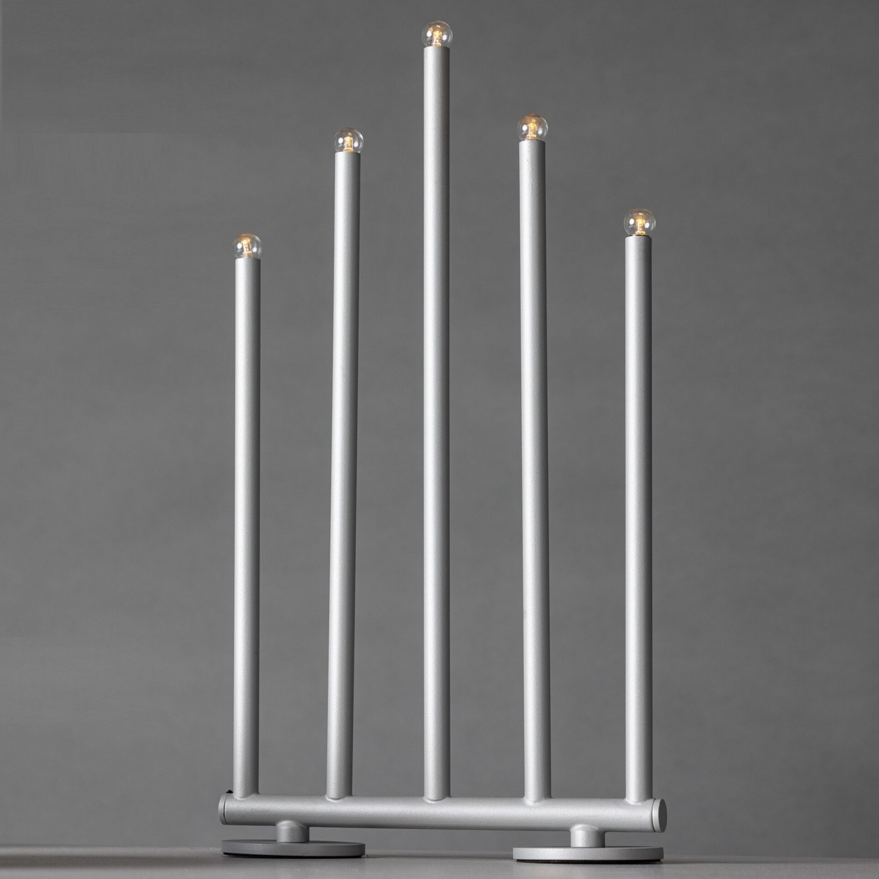 Björnfjället lysestake 22 x 42 cm - Sort/Sølv Björnfjället lysestake 22 x 42 cm - Sort/Sølv