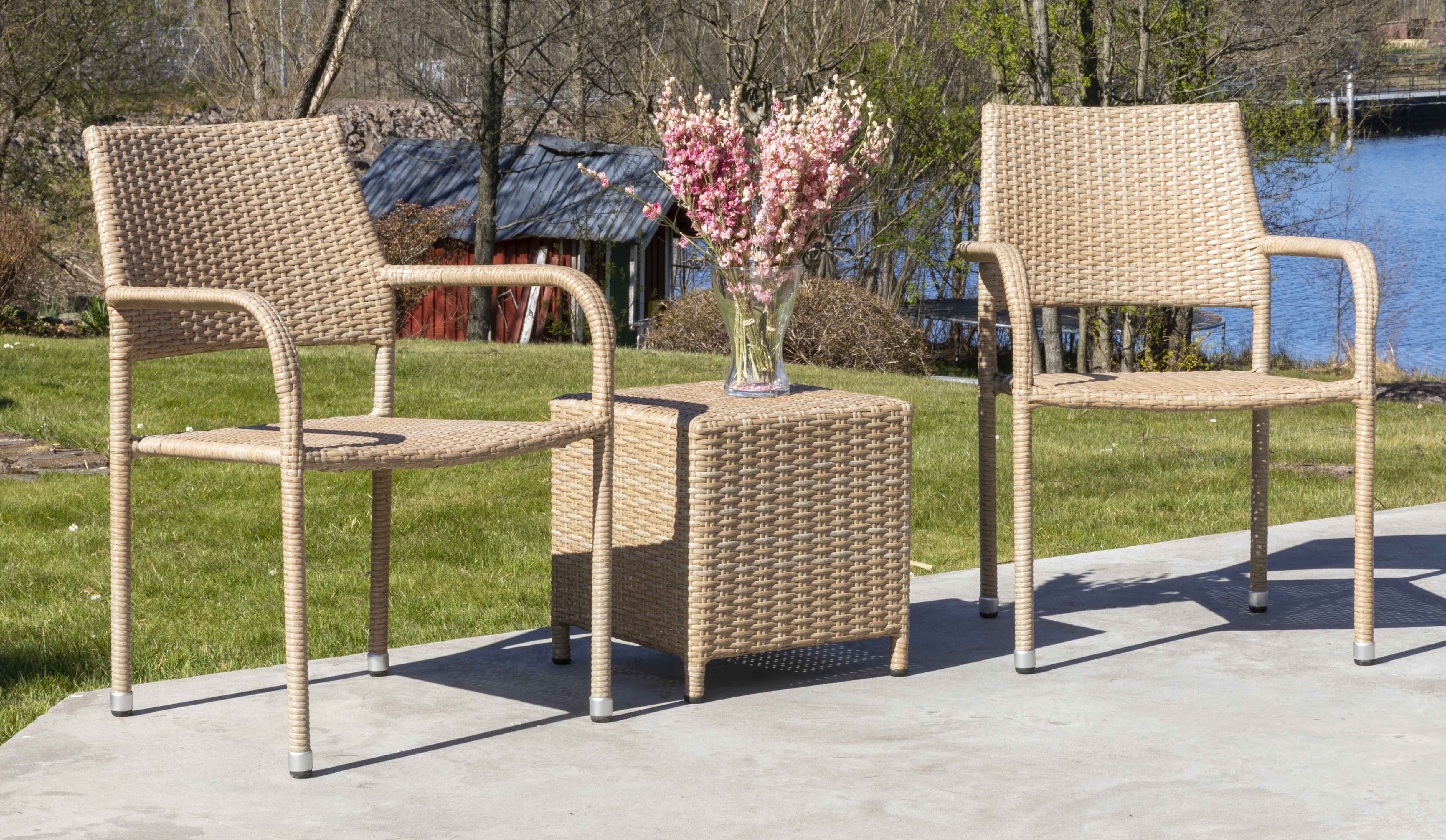 Bobby utemøbelsett med bord (stablebar) - Natur kunstrotting Bobby utemøbelsett med bord (stablebar) - Natur kunstrotting