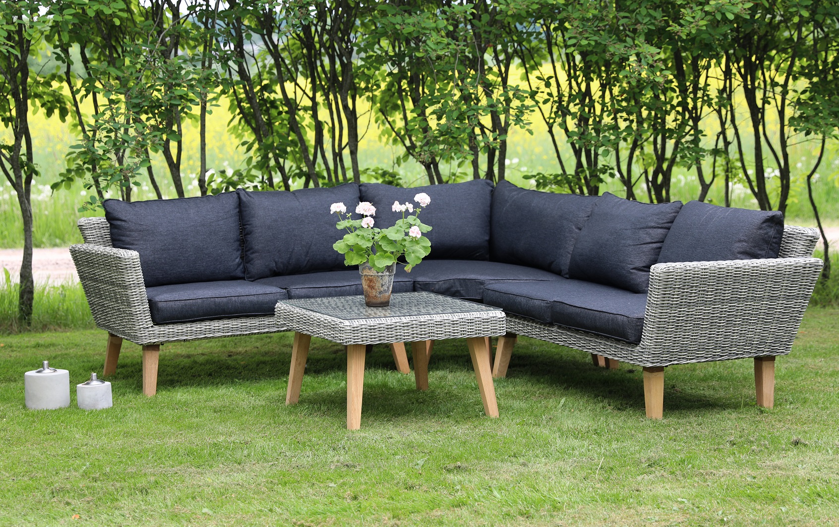 Almbro utem�belgruppe hj�rnesofa med bord - Whitewash kunstrotting