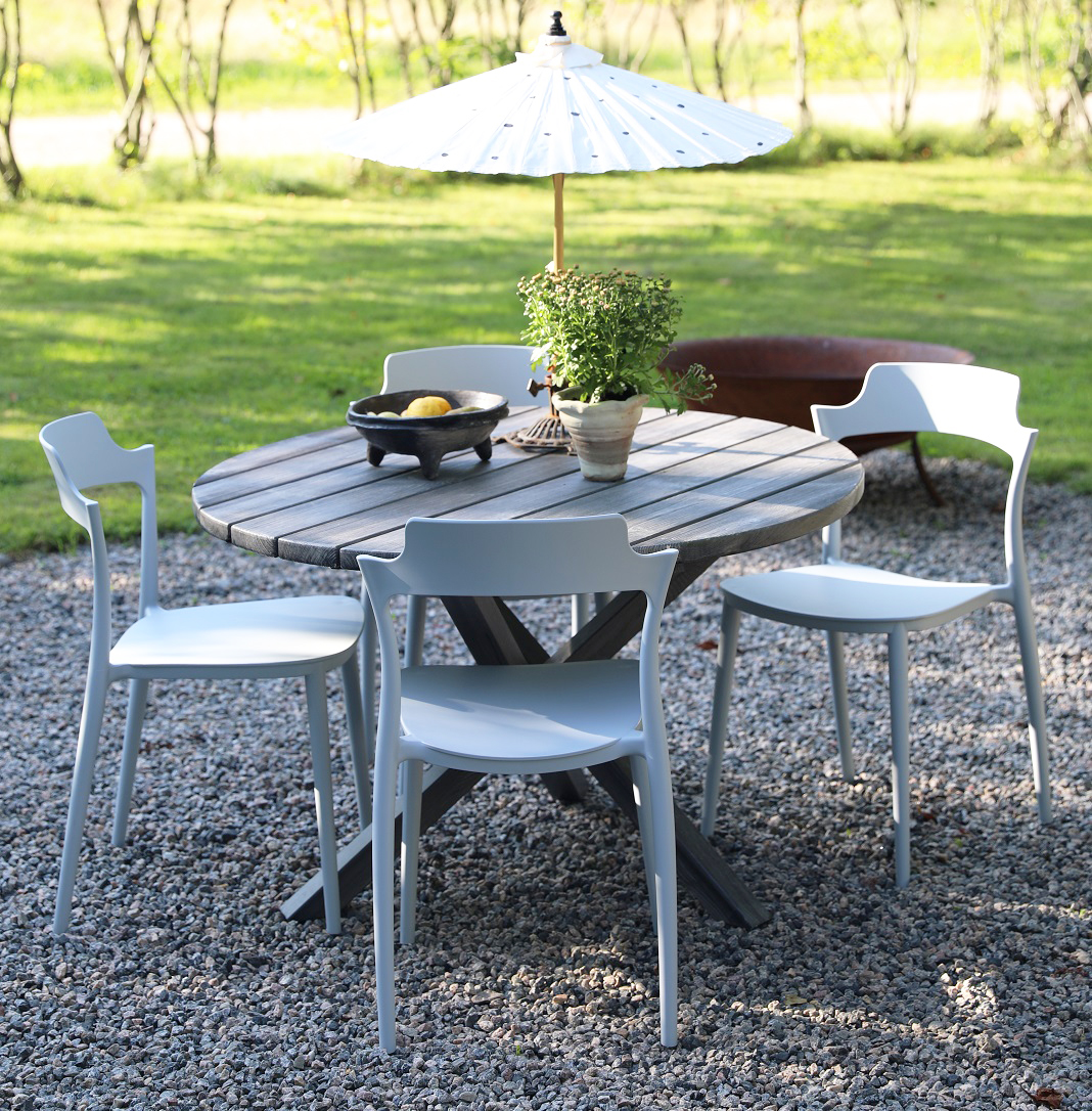 Spisegruppe Scottsdale: Rundt gr�tt trebord inkludert 4 stk. Abbe stablebare stoler