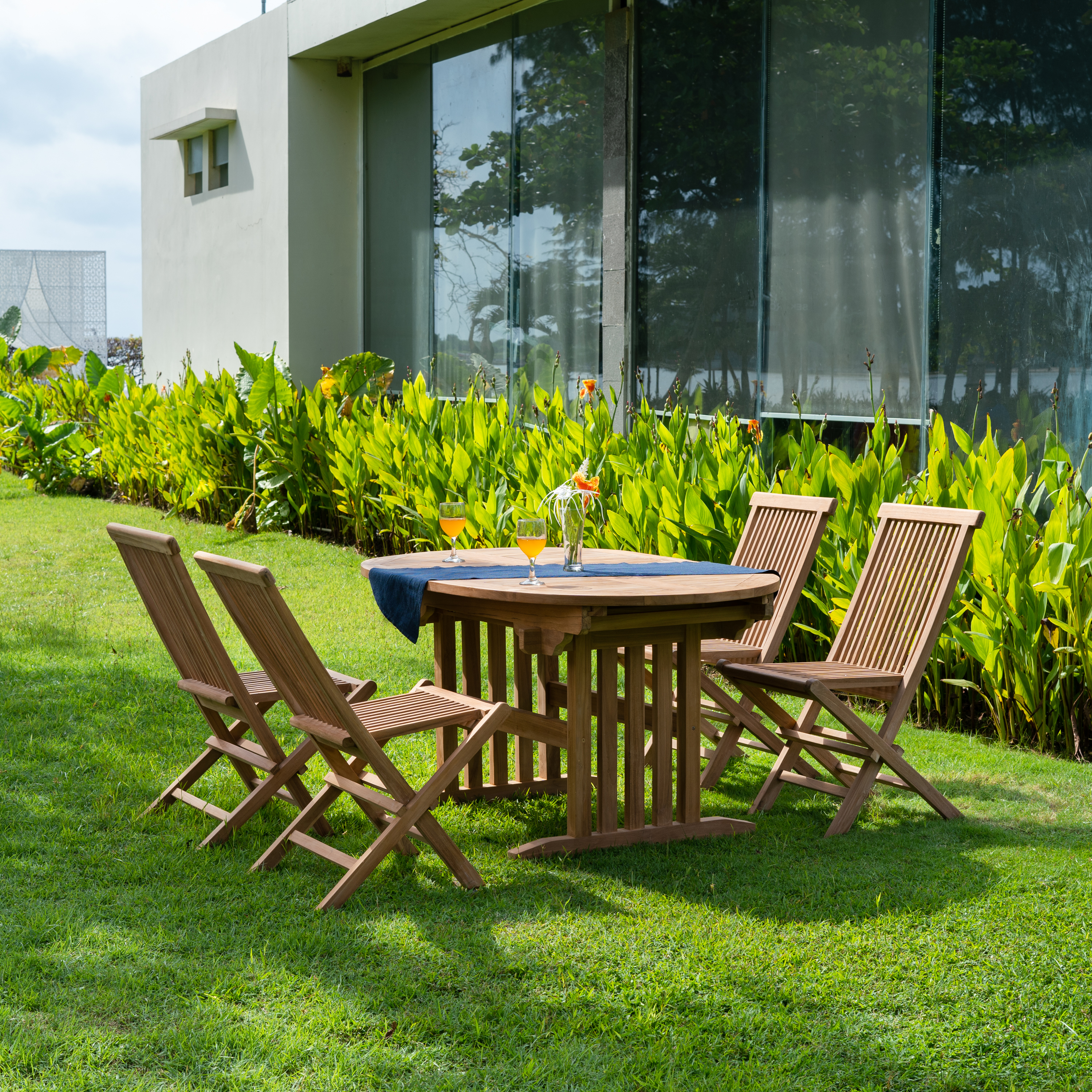 Salt� friluftsgruppe; spisebord med 4 teakstoler