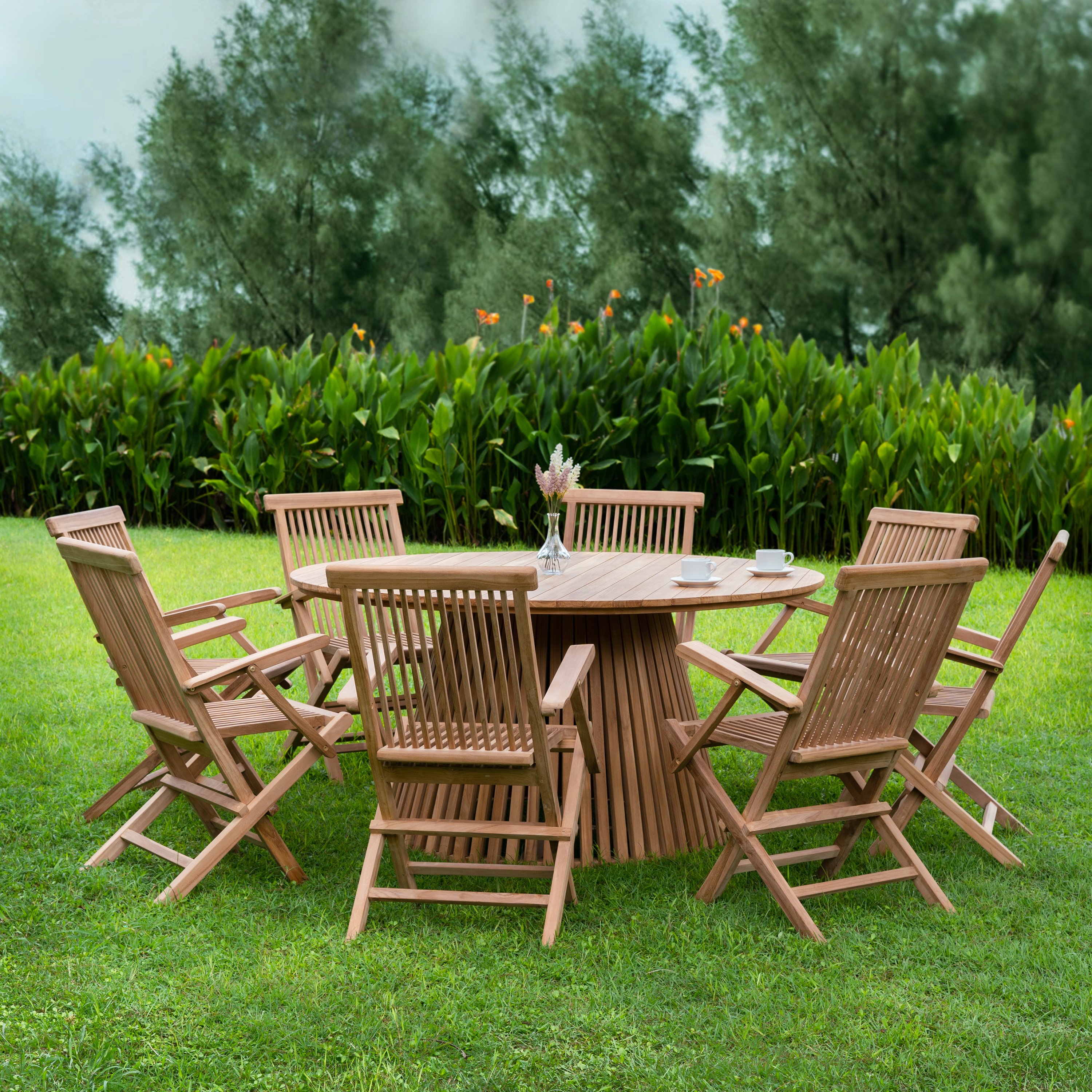 Salt� utegruppe i teak: rundt bord �150 cm med 8 lenestoler