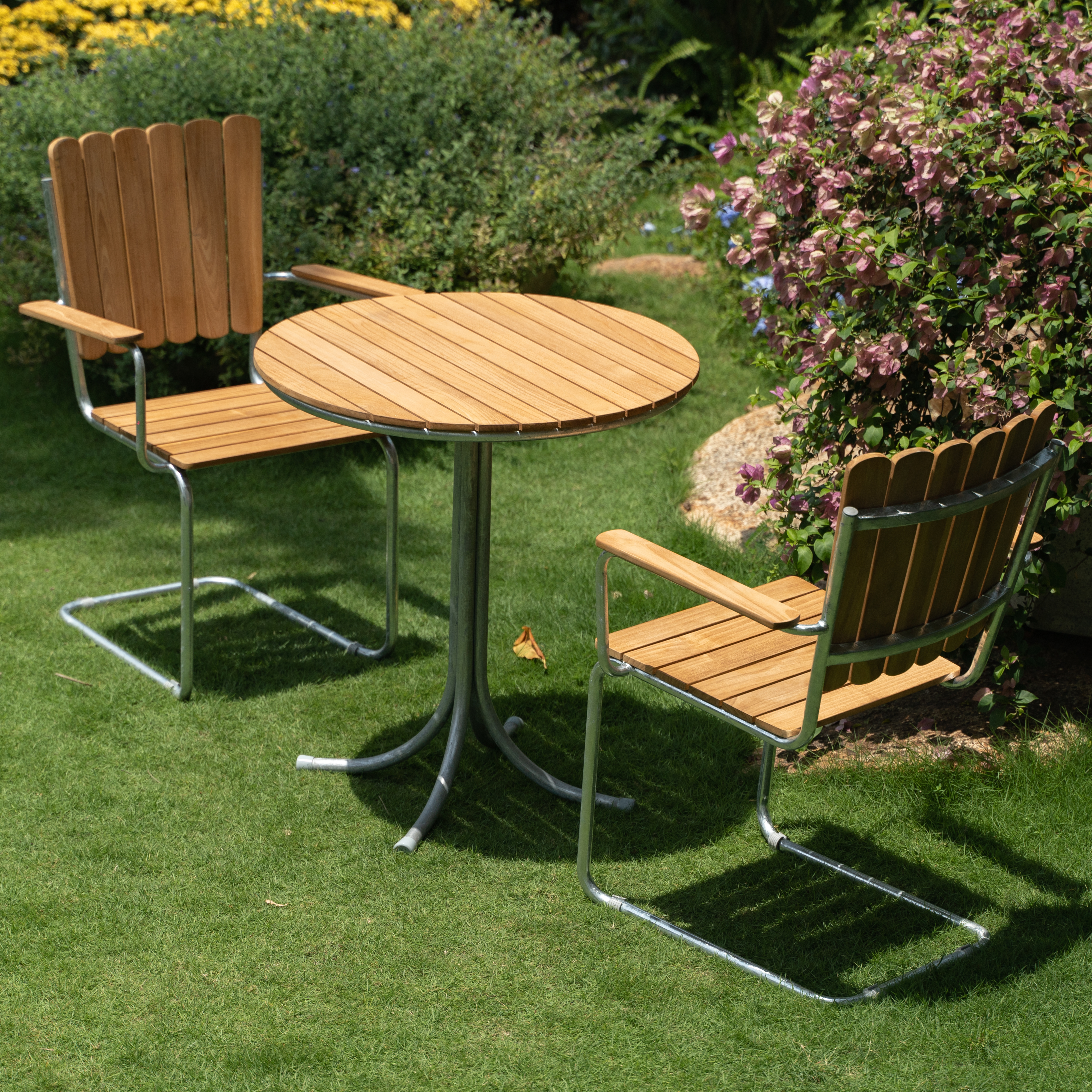 Möllan balkongsett i teak: 2 lenestoler med rundt bord Möllan balkongsett i teak: 2 lenestoler med rundt bord