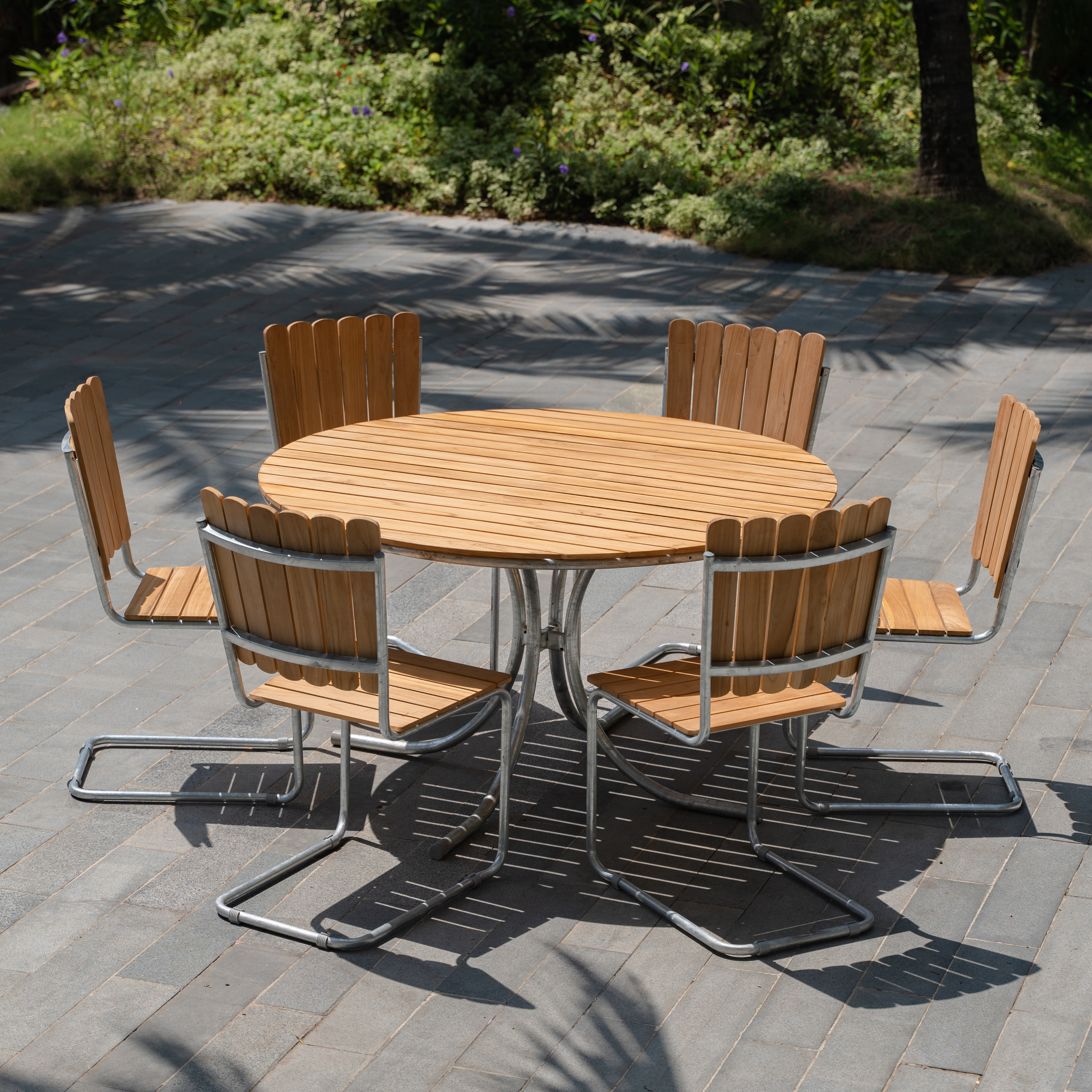 M�llan utegruppe i teak: 6 stoler med spisebord �130 cm