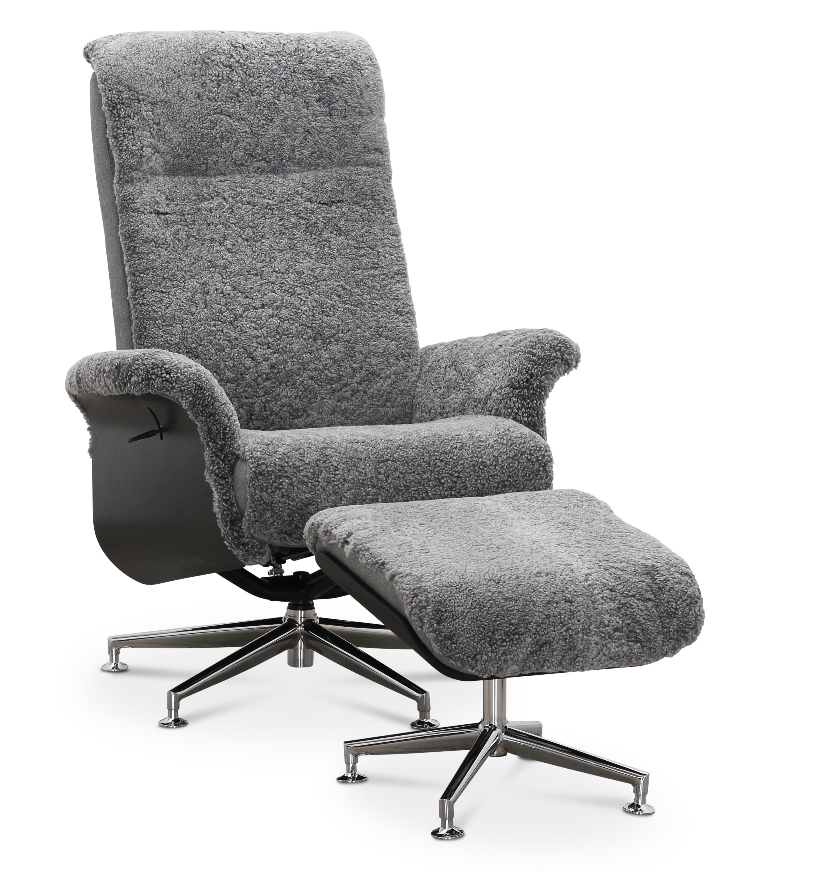 Ulla lenestol med fotskammel i saueskinn - Gr� / Sortbeiset / Krom