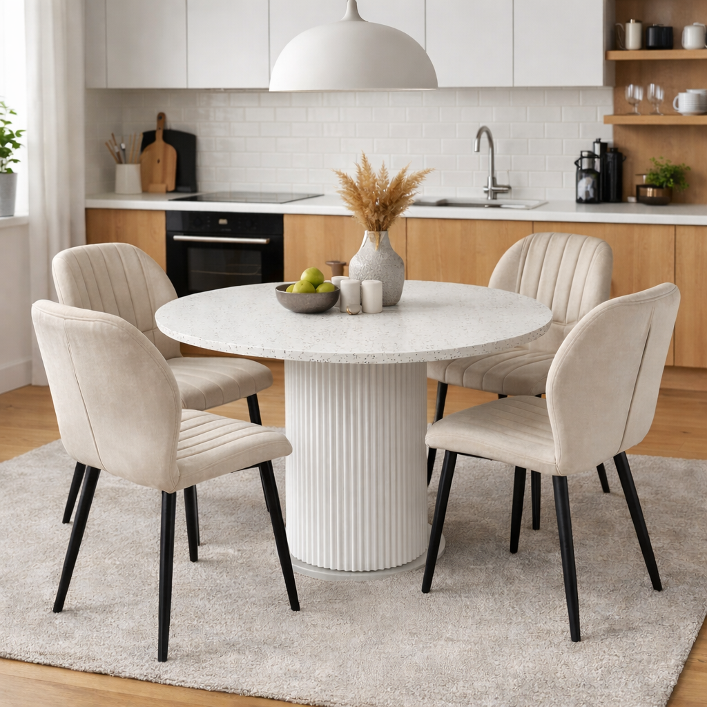 Spisegruppe Sand� spisebord �120 cm i hvit terrazzo med 4 Santos spisestoler i beige fl�yel