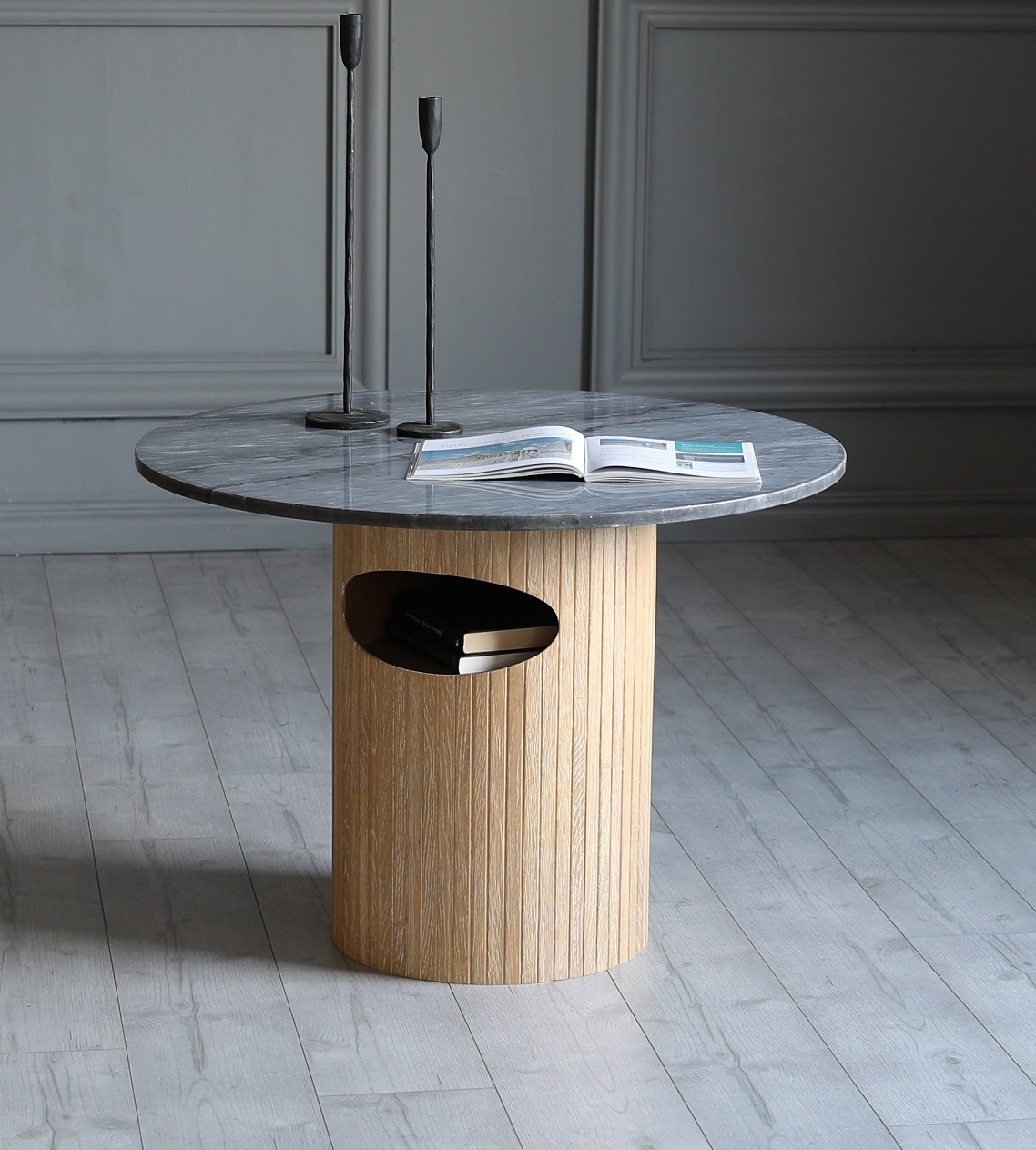 Arto rundt salongbord høyde 60 cm - Whitewash / Grå marmor Arto rundt salongbord høyde 60 cm - Whitewash / Grå marmor