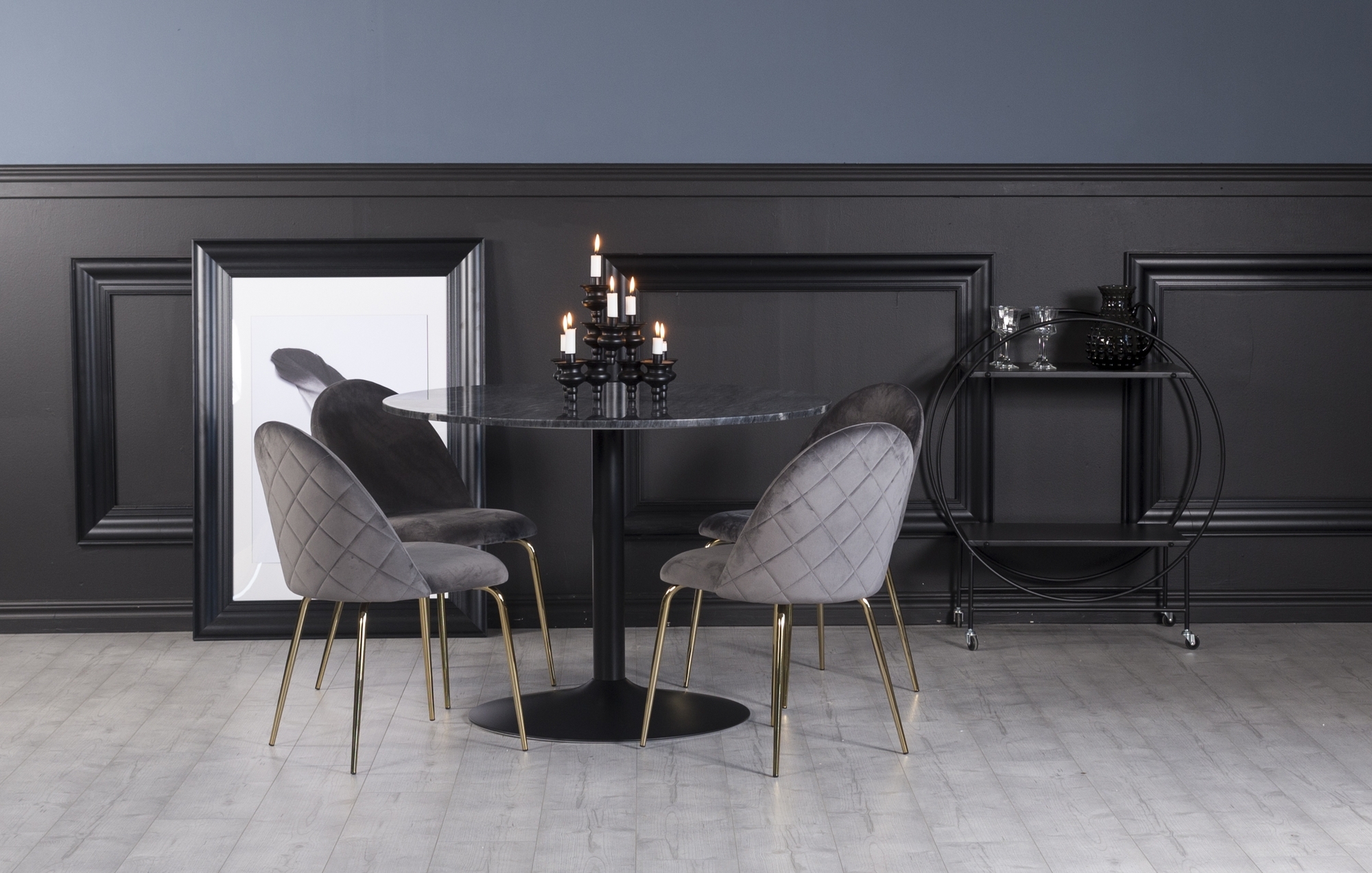 Plaza spisegruppe, marmorbord med 4 st Plaza fløyelstoler - Grå/Svart Plaza spisegruppe, marmorbord med 4 st Plaza fløyelstoler - Grå/Svart