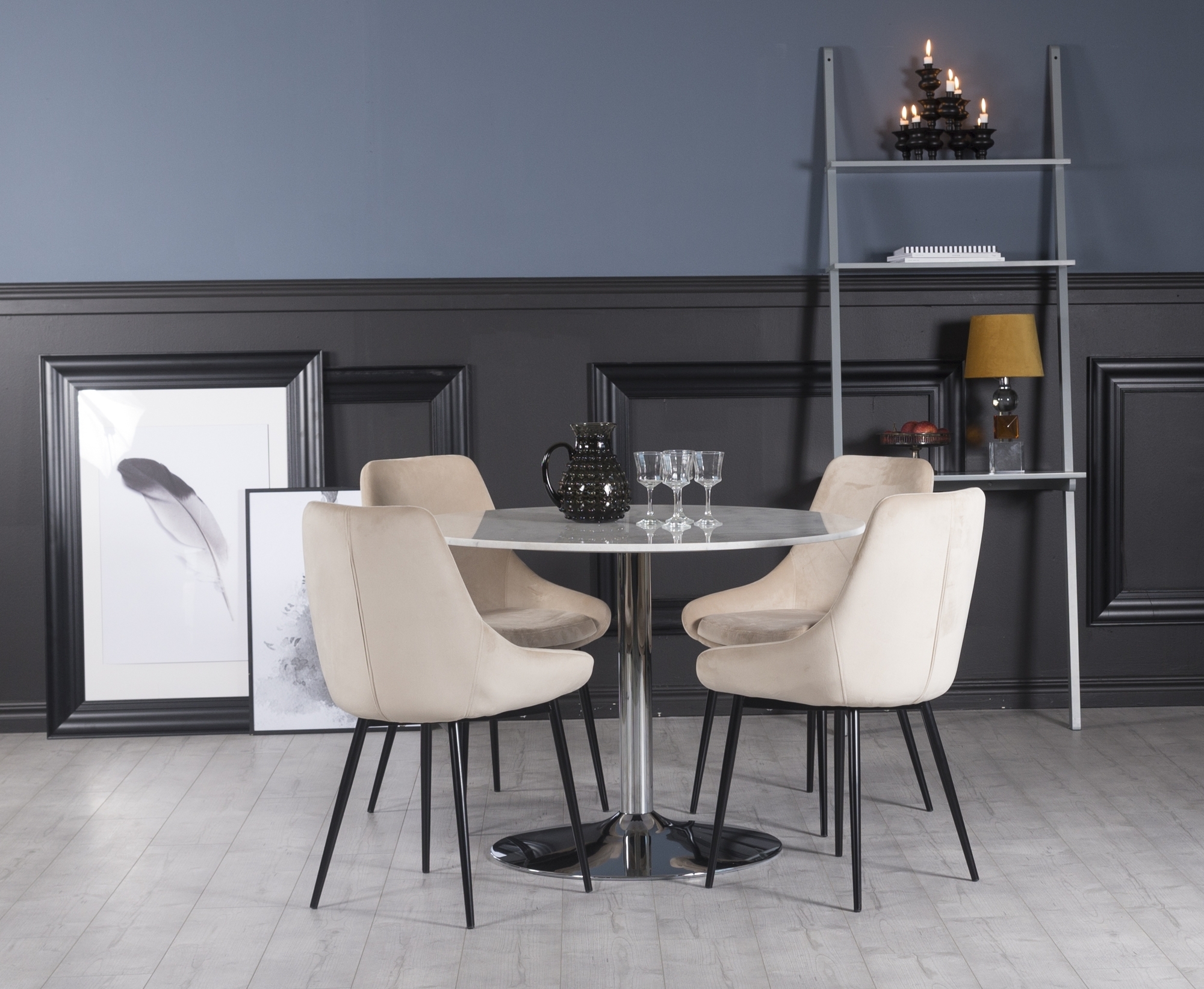 Plaza spisegruppe, marmorbord med 4 st Theo fløyelstoler - Beige/Hvit/Krom Plaza spisegruppe, marmorbord med 4 st Theo fløyelstoler - Beige/Hvit/Krom