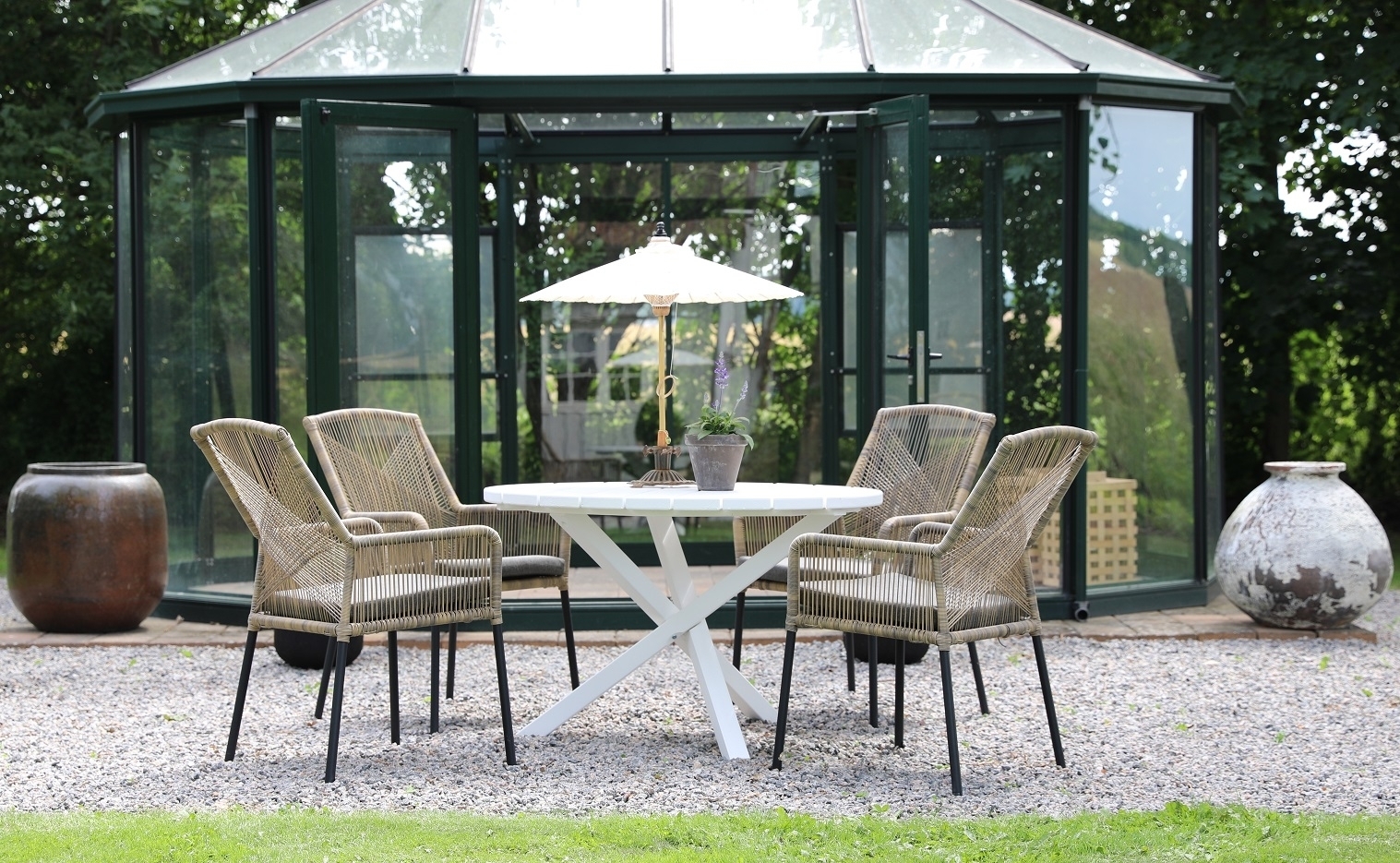 Scottsdale spisegruppe for uteplassen rundt bord med 4 stk. Ystad karmstoler - Grå/Beige/Hvit Scottsdale spisegruppe for uteplassen rundt bord med 4 stk. Ystad karmstoler - Grå/Beige/Hvit