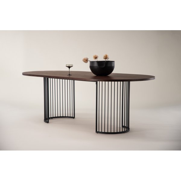 Hamneskär spisebord 220 x 110 cm - Sort/valnøtt Hamneskär spisebord 220 x 110 cm - Sort/valnøtt