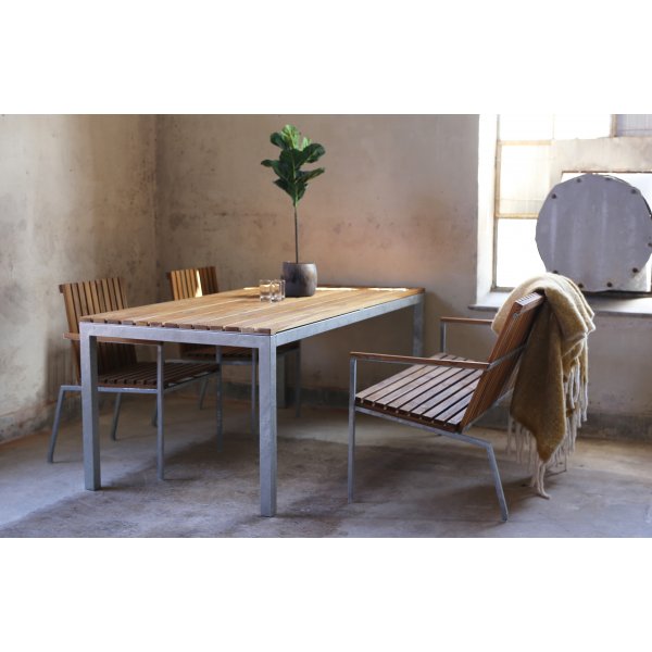 Matgruppe Alva: Spisebord med 2 Alva-stoler + 1 Alva-sofa - Teak/galvanisert stl
