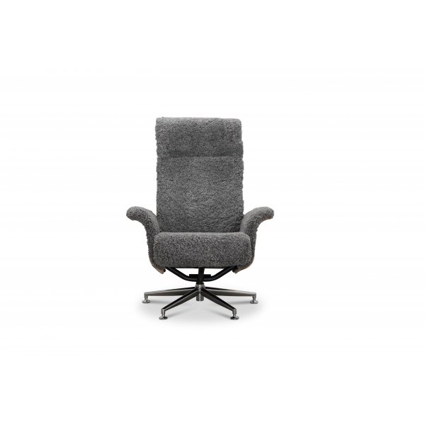 Ulla lenestol med fotskammel i saueskinn - Grå / Eik / Krom + Møbelføtter Ulla lenestol med fotskammel i saueskinn - Grå / Eik / Krom + Møbelføtter