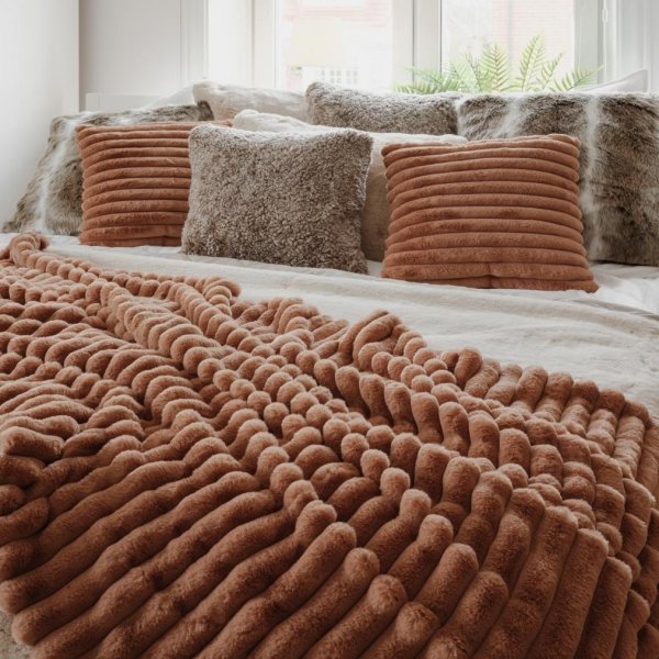 Stripete pyntepute Cognac - 45 x 45 cm Stripete pyntepute Cognac - 45 x 45 cm