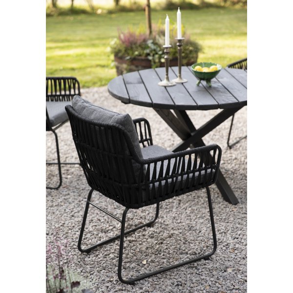 Mikado utegruppe: Scottsdale rundt svart spisebord Ø112 cm inkludert 4 Mikado svarte lenestoler med grå puter Mikado utegruppe: Scottsdale rundt svart spisebord Ø112 cm inkludert 4 Mikado svarte lenestoler med grå puter