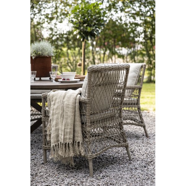 Provence utend�rs gruppe: Scottsdale rundt brunt spisebord �112 cm inkludert 4 Provence lenestoler i naturfarget kunstrotting