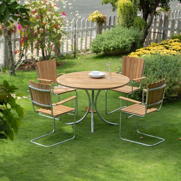 M�llan utegruppe i teak: 4 lenestoler med spisebord �110 cm