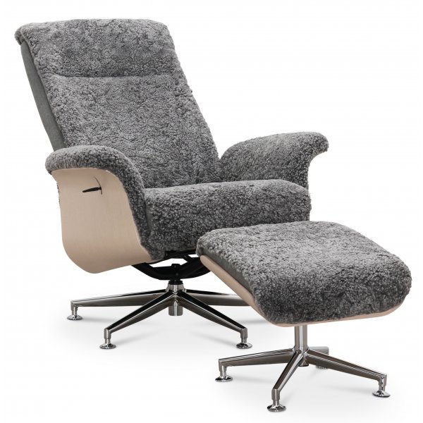 Ulla lenestol med fotskammel i saueskinn - Grå / whitewash / Krom + Tekstilrens for møbler Ulla lenestol med fotskammel i saueskinn - Grå / whitewash / Krom + Tekstilrens for møbler