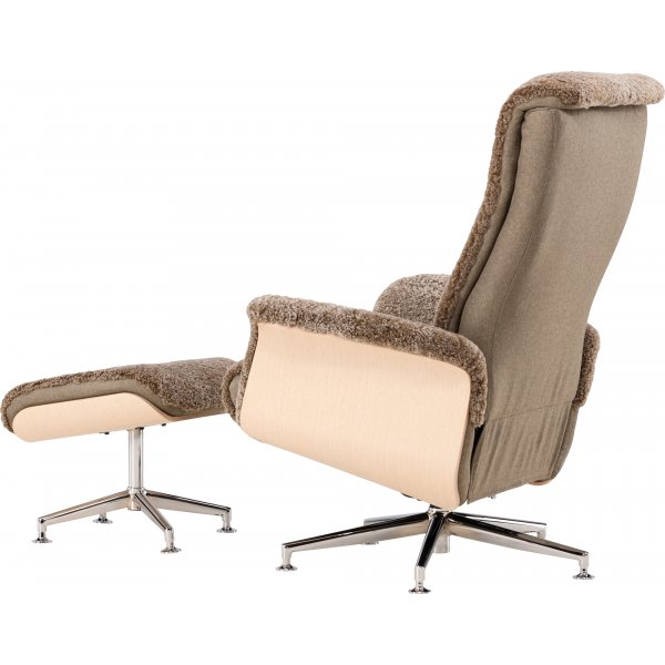 Lenestol i saueskinn med fotskammel - Brun / eik - Ulla Lenestol i saueskinn med fotskammel - Brun / eik - Ulla