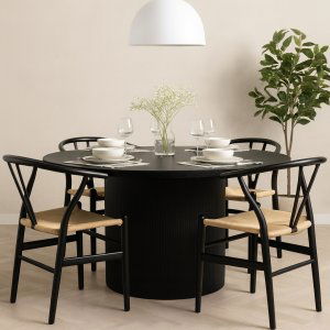 Astrid uttrekkbart spisebord Ø140-180 cm i svartbeiset eik med 4 Brandon lenestoler i svart med tausete Astrid uttrekkbart spisebord Ø140-180 cm i svartbeiset eik med 4 Brandon lenestoler i svart med tausete