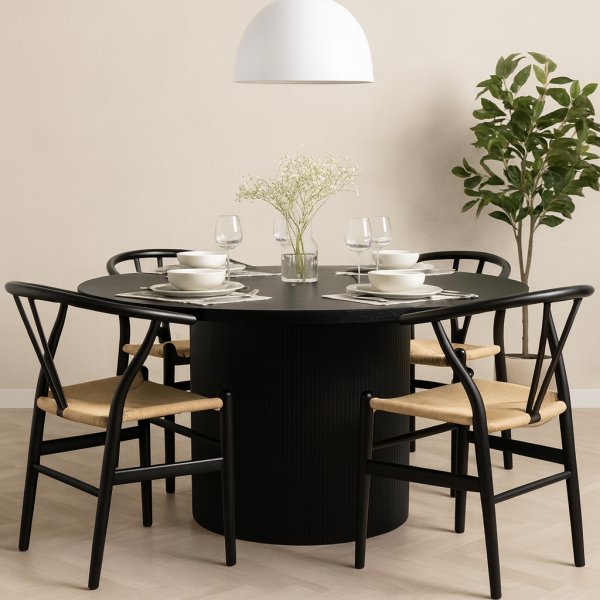 Astrid uttrekkbart spisebord Ø140-180 cm i svartbeiset eik med 4 Brandon lenestoler i svart med tausete Astrid uttrekkbart spisebord Ø140-180 cm i svartbeiset eik med 4 Brandon lenestoler i svart med tausete