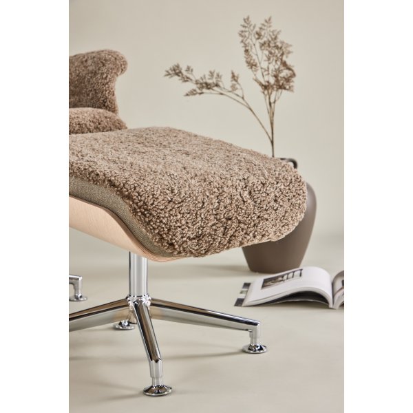 Lenestol i saueskinn med fotskammel - Brun / eik - Ulla Lenestol i saueskinn med fotskammel - Brun / eik - Ulla