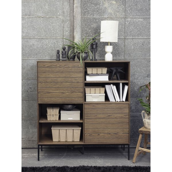 Inez skap i brunoljet eik