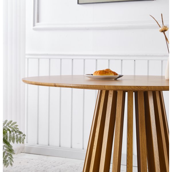 Inez rundt spisebord Ø120 cm - Eik Inez rundt spisebord Ø120 cm - Eik