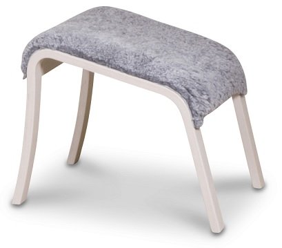 Svea lenestol med fotskammel - Grått fåreskinn / hvitoljet + Møbelrengjøring Svea lenestol med fotskammel - Grått fåreskinn / hvitoljet + Møbelrengjøring