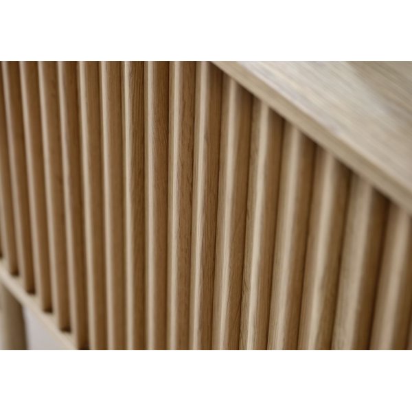 Bobleskjenk med skyved�rer - oljet eik