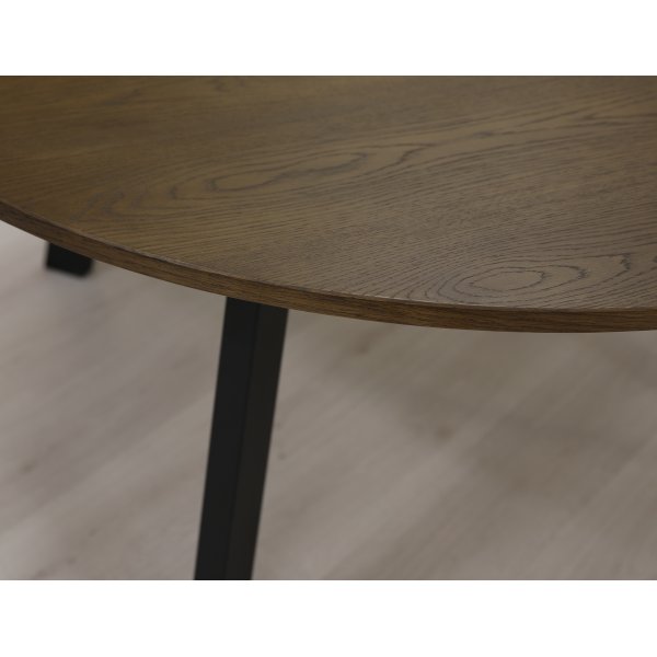 Rundt Freddy spisebord, 155 cm - Brun eikefinér/svart metall Rundt Freddy spisebord, 155 cm - Brun eikefinér/svart metall
