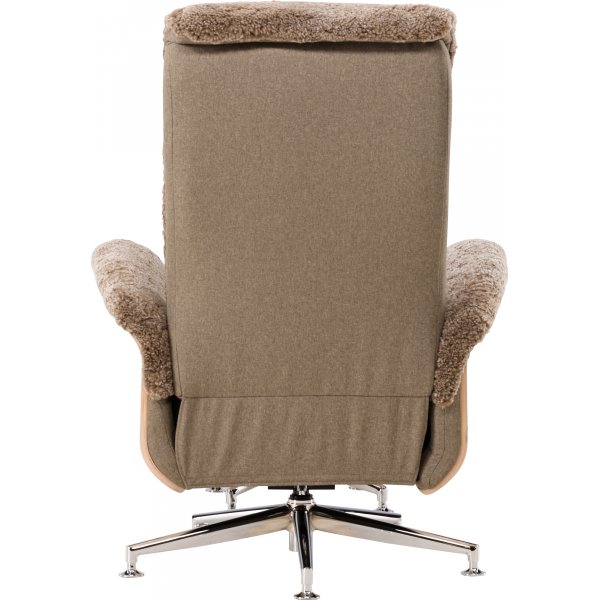 Lenestol i saueskinn med fotskammel - Brun / eik - Ulla Lenestol i saueskinn med fotskammel - Brun / eik - Ulla