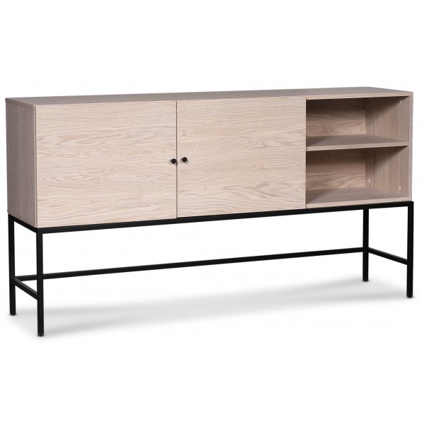 Stilo V.2 sideboard - Whitewash / Svart metall Stilo V.2 sideboard - Whitewash / Svart metall