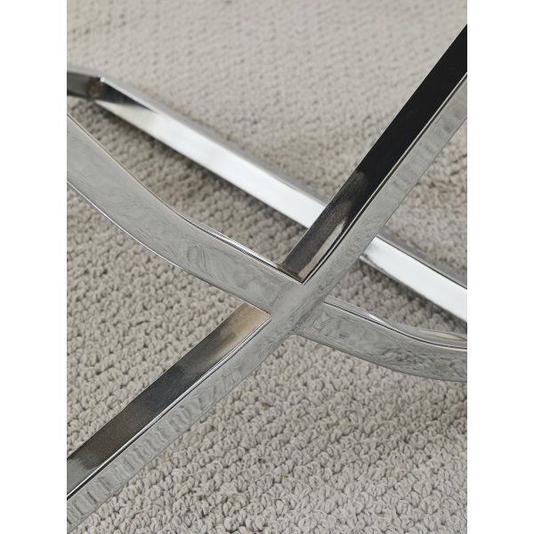 Luksusstol med kromunderstell og knapper i ryggen - Stol i beige fløyel Luksusstol med kromunderstell og knapper i ryggen - Stol i beige fløyel