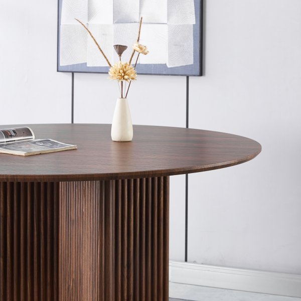 Spisegruppe Crossby bord Ø120cm i valnøtt med 4 Carisma spisestoler i lysegrå fløyel Spisegruppe Crossby bord Ø120cm i valnøtt med 4 Carisma spisestoler i lysegrå fløyel