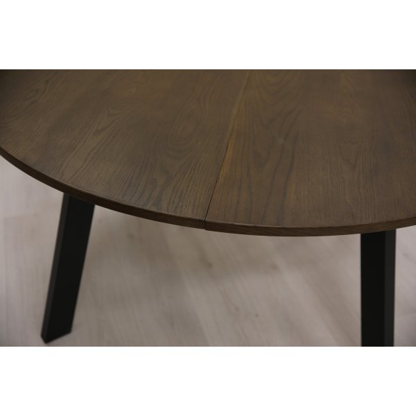 Rundt Freddy spisebord, 155 cm - Brun eikefinér/svart metall Rundt Freddy spisebord, 155 cm - Brun eikefinér/svart metall