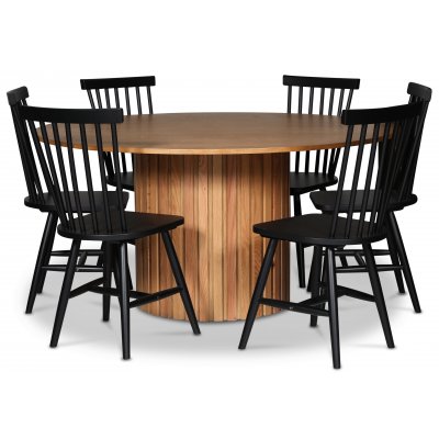 PiPi spisegruppe; Ø150 cm rundt spisebord i oljet eik + 6 svarte pinnestoler