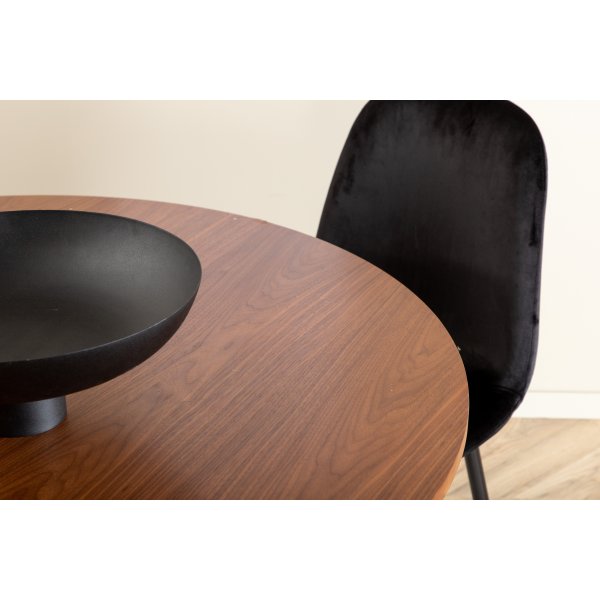 Bianca Spisesett rundt spisebord i valnøtt med 4 Polar sorte stoler Bianca Spisesett rundt spisebord i valnøtt med 4 Polar sorte stoler