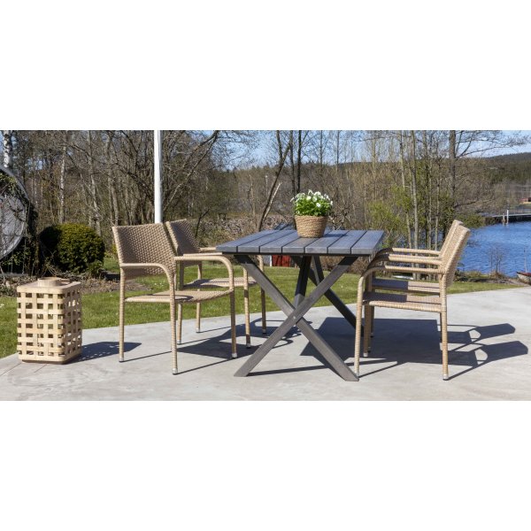 Scottsdale utespisegruppe med 4 stk karmstoler (stablebare) og spisebord 150 cm - Natur Scottsdale utespisegruppe med 4 stk karmstoler (stablebare) og spisebord 150 cm - Natur