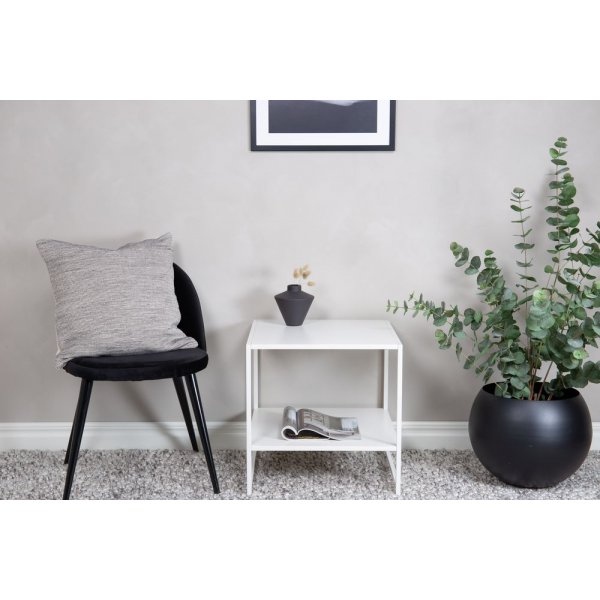 Sidebord i tre med hylle - Hvit Sidebord i tre med hylle - Hvit