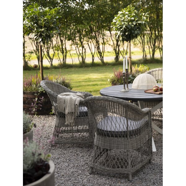 Utegruppe Marbella: Scottsdale rundt grå/hvitt spisebord Ø112 cm inkludert 4 Marbella lenestoler i grå syntetisk rotting Utegruppe Marbella: Scottsdale rundt grå/hvitt spisebord Ø112 cm inkludert 4 Marbella lenestoler i grå syntetisk rotting