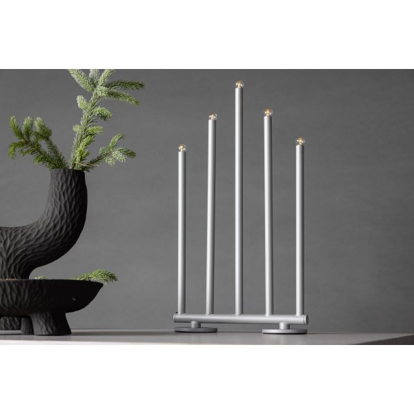 Björnfjället lysestake 22 x 42 cm - Sort/Sølv Björnfjället lysestake 22 x 42 cm - Sort/Sølv