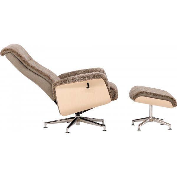 Lenestol i saueskinn med fotskammel - Brun / eik - Ulla Lenestol i saueskinn med fotskammel - Brun / eik - Ulla