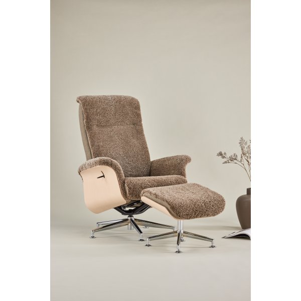 Lenestol i saueskinn med fotskammel - Brun / eik - Ulla Lenestol i saueskinn med fotskammel - Brun / eik - Ulla